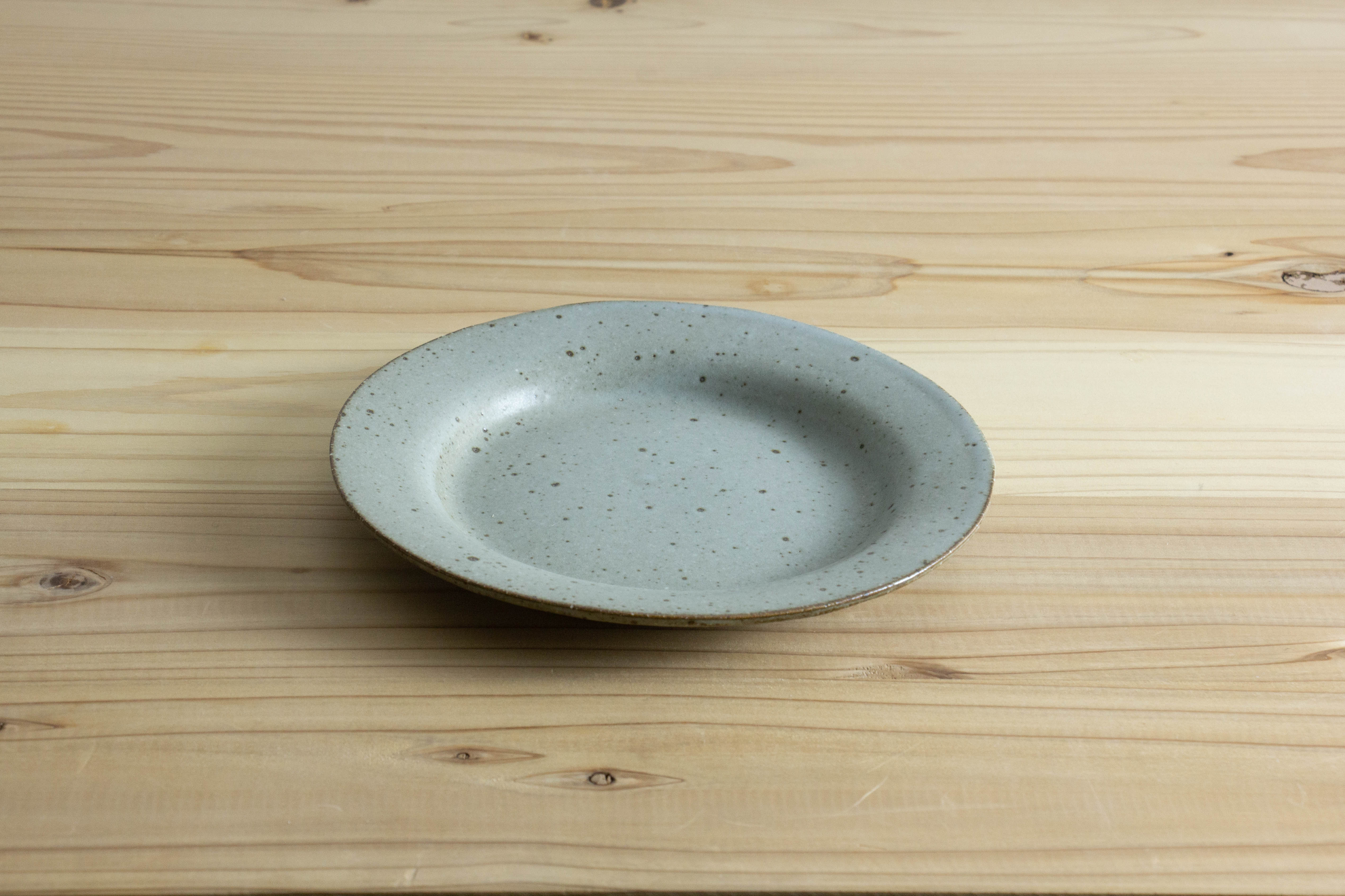 たたら リム皿 丸 灰 S / L – かもしか道具店オンラインショップ